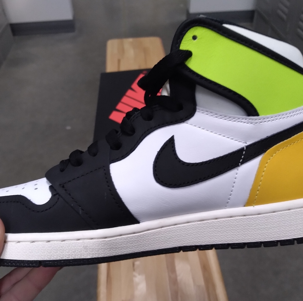 Retro 1 Jordan's volt gold - Picture 2 of 3